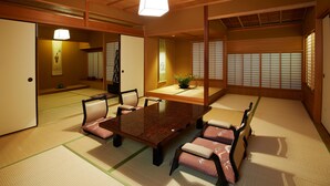 Een traditionele Japanse kamer met tatami vloerbedekking, een lage tafel en shoji schermen.