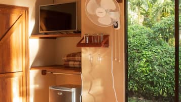 Bungalow estándar, 2 camas matrimoniales | 1 habitación, camas Select Comfort, minibar y cortinas blackout