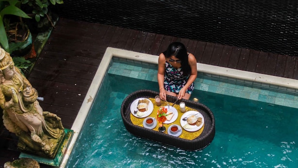 Una piscina al aire libre