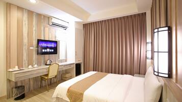 Skrivebord, mørklægningsgardiner, lydisolering, strygejern/strygebræt