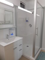 客房, 1 张大床, 海景 | 浴室 | 淋浴设施、免费洗浴用品、吹风机、毛巾