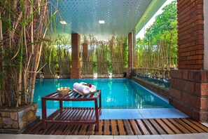 Una piscina techada, una piscina al aire libre