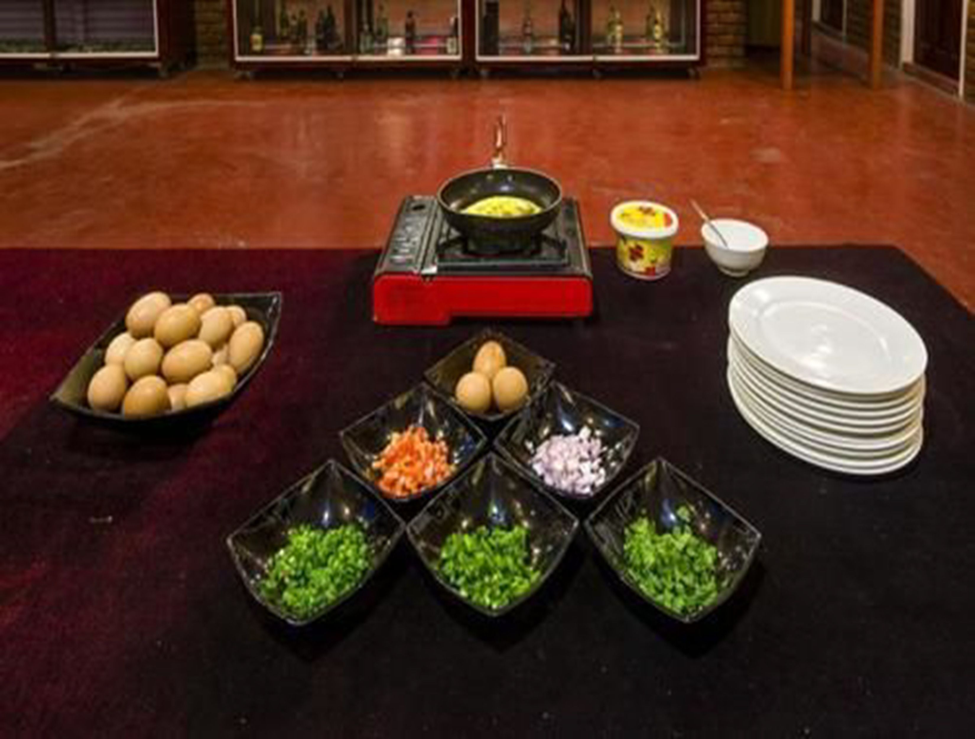 Una mesa con diferentes alimentos y una tetera.