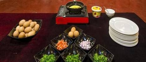 Una mesa con diferentes alimentos y una tetera.