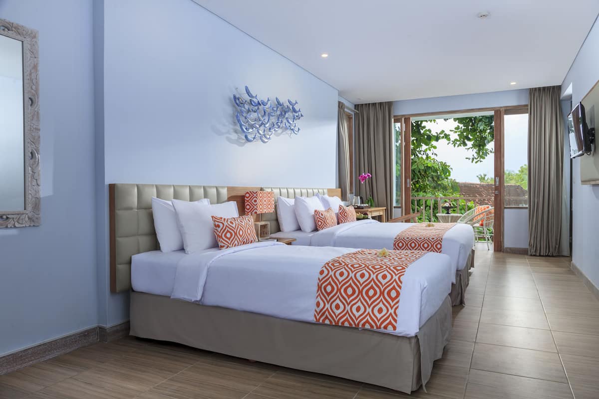 Ein Hotelzimmer mit einem großen Bett, einem Fernseher und Blick ins Freie.