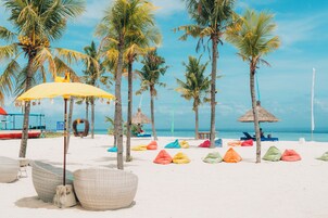 Arena blanca, toallas de playa
