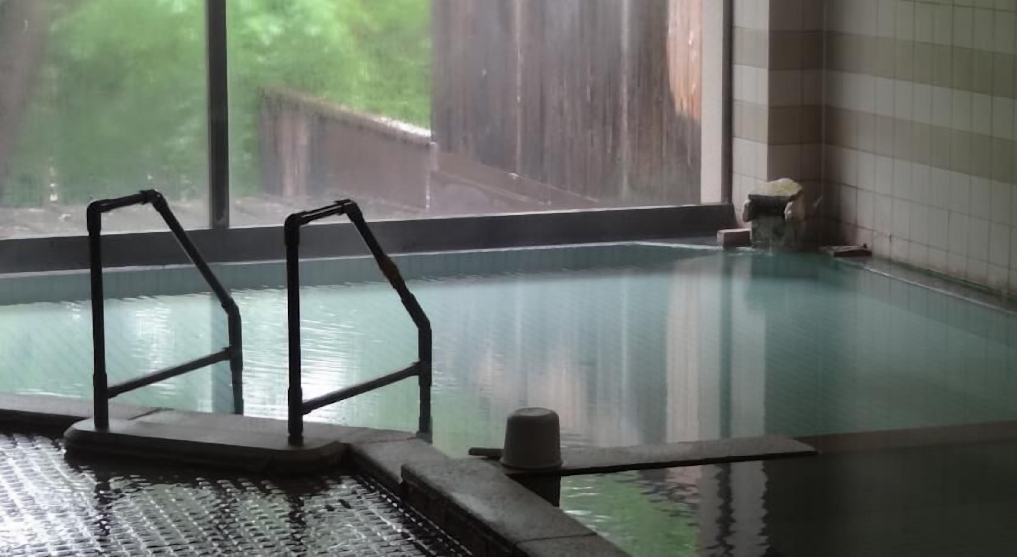 Indoor spa tub