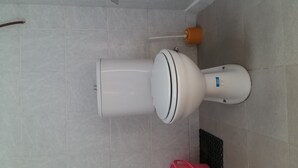 Twin Room | Bathroom | Shower, towels - Mas Bungalows Lovina (Buleleng)