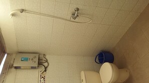 Superior Room | Bathroom | Shower, towels - Mas Bungalows Lovina (Buleleng)