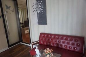 1 Bedroom Deluxe | Living area