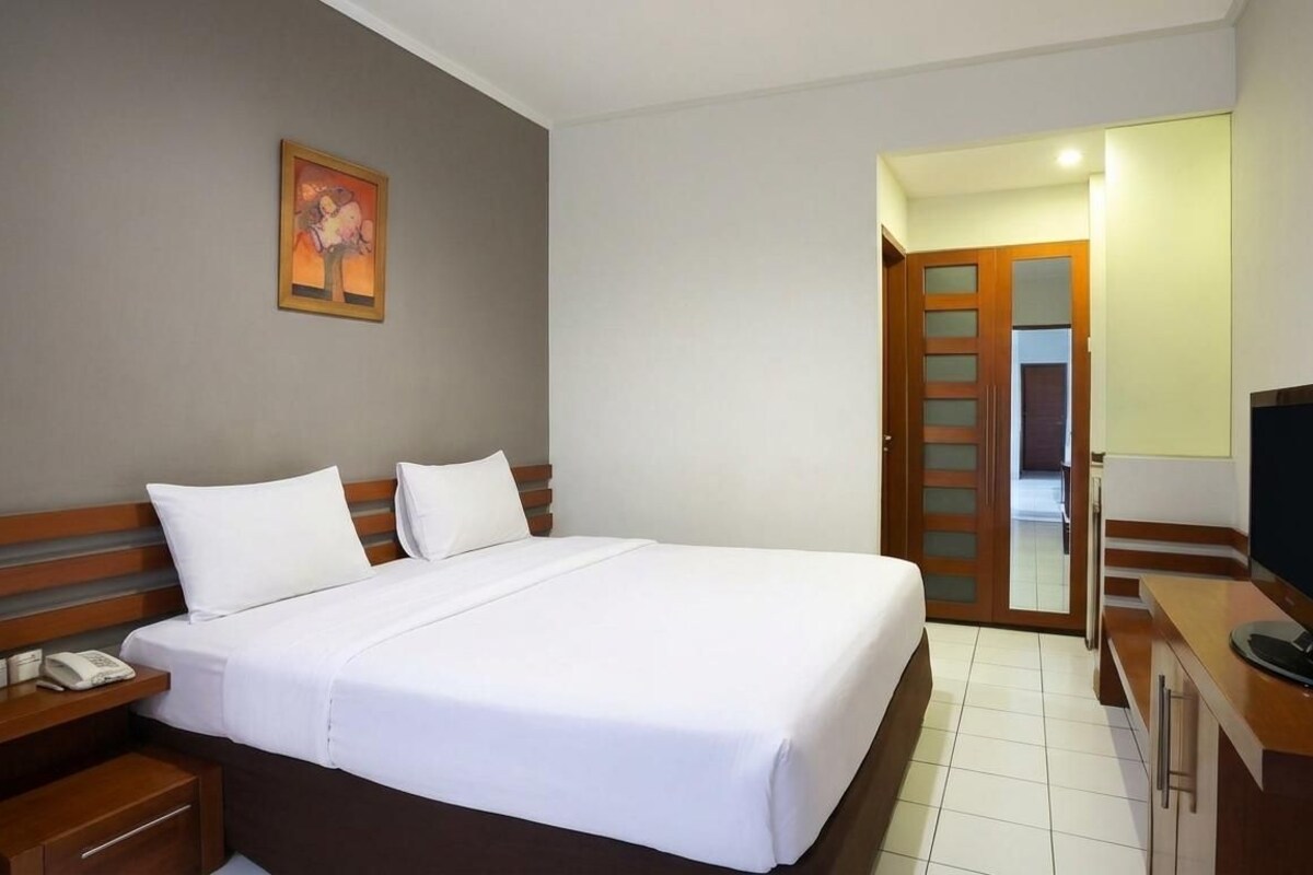 Escritorio, wifi gratis, ropa de cama