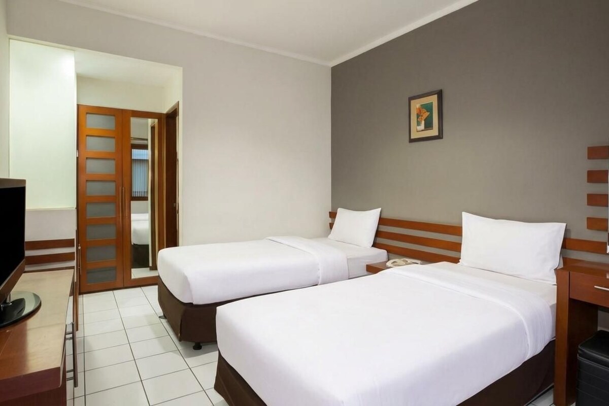 Escritorio, wifi gratis, ropa de cama