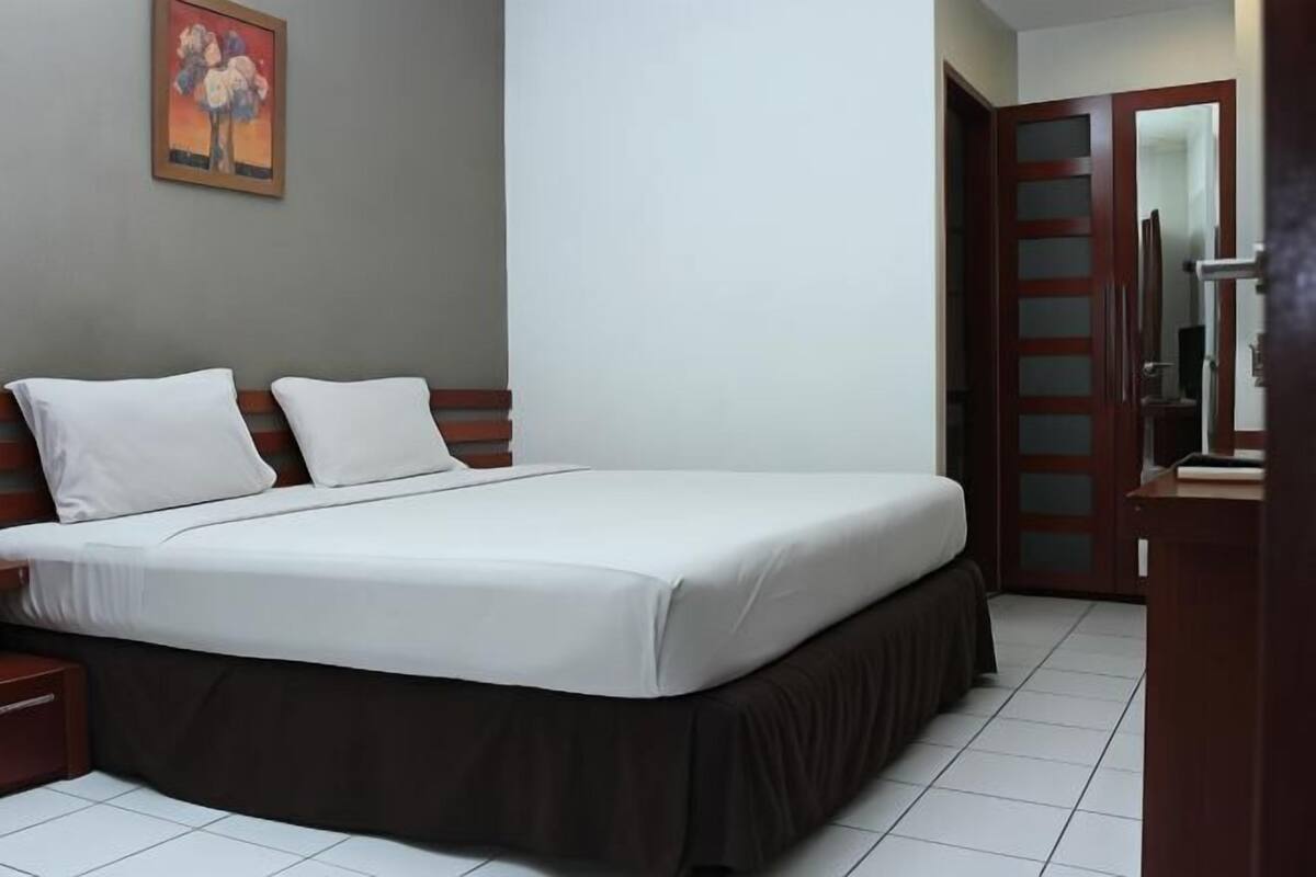 Desk, free WiFi, bed sheets