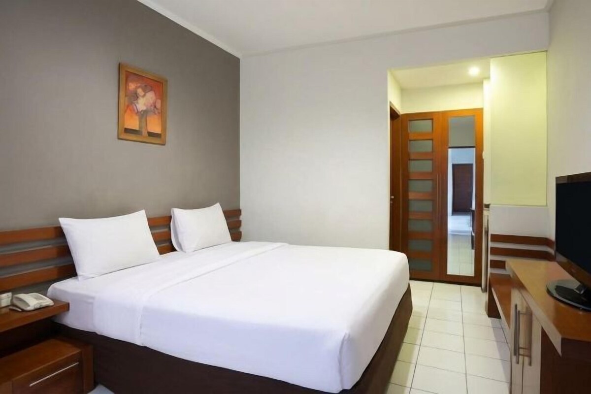 Desk, free WiFi, bed sheets