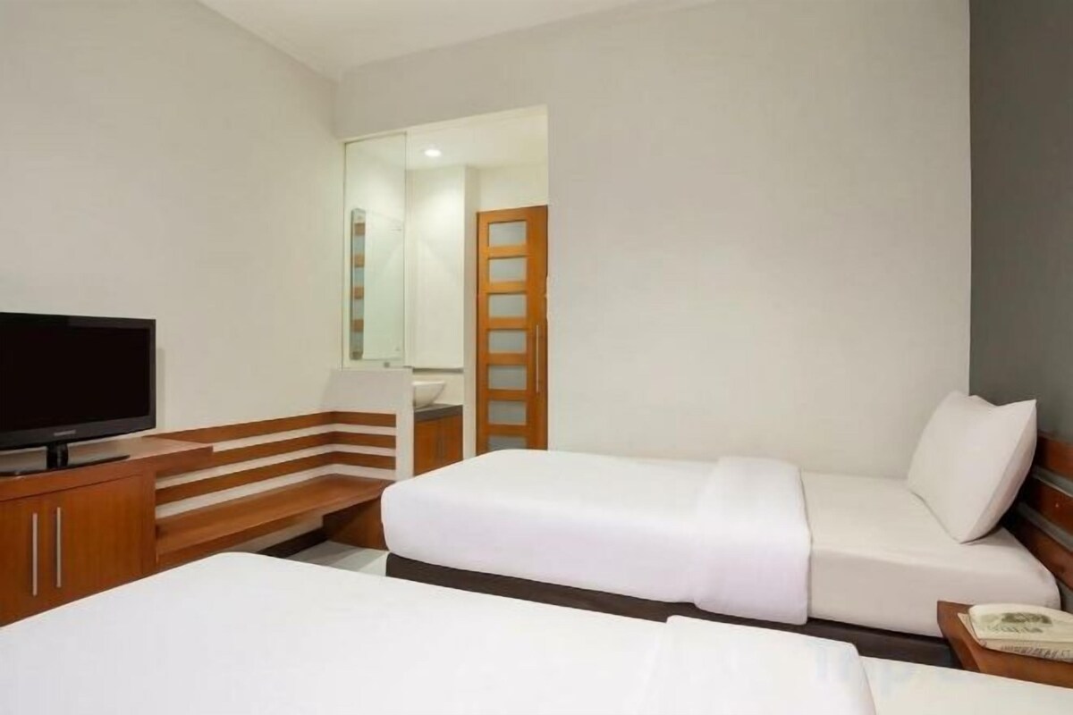 Escritorio, wifi gratis, ropa de cama