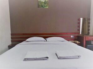 Quarto casal standard | Escrivaninha, Wi-Fi de cortesia, roupa de cama