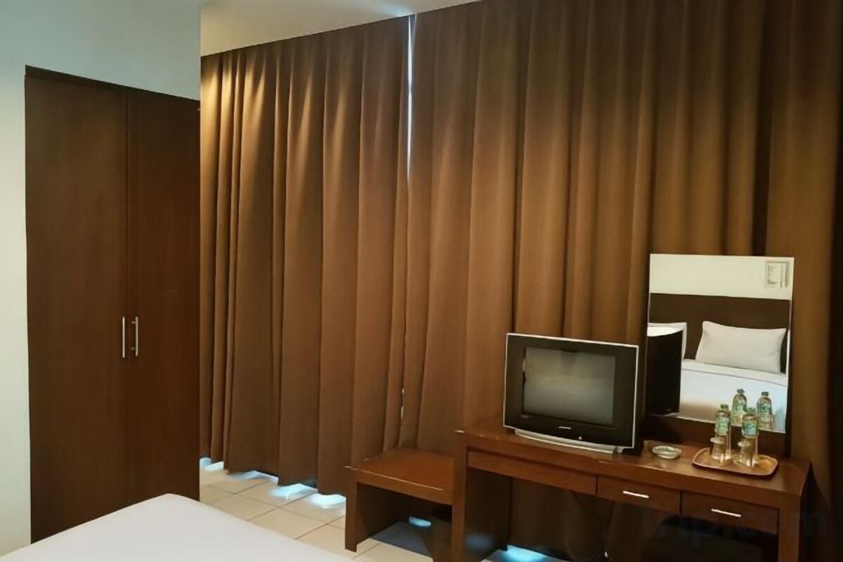 Desk, blackout curtains, soundproofing, free WiFi