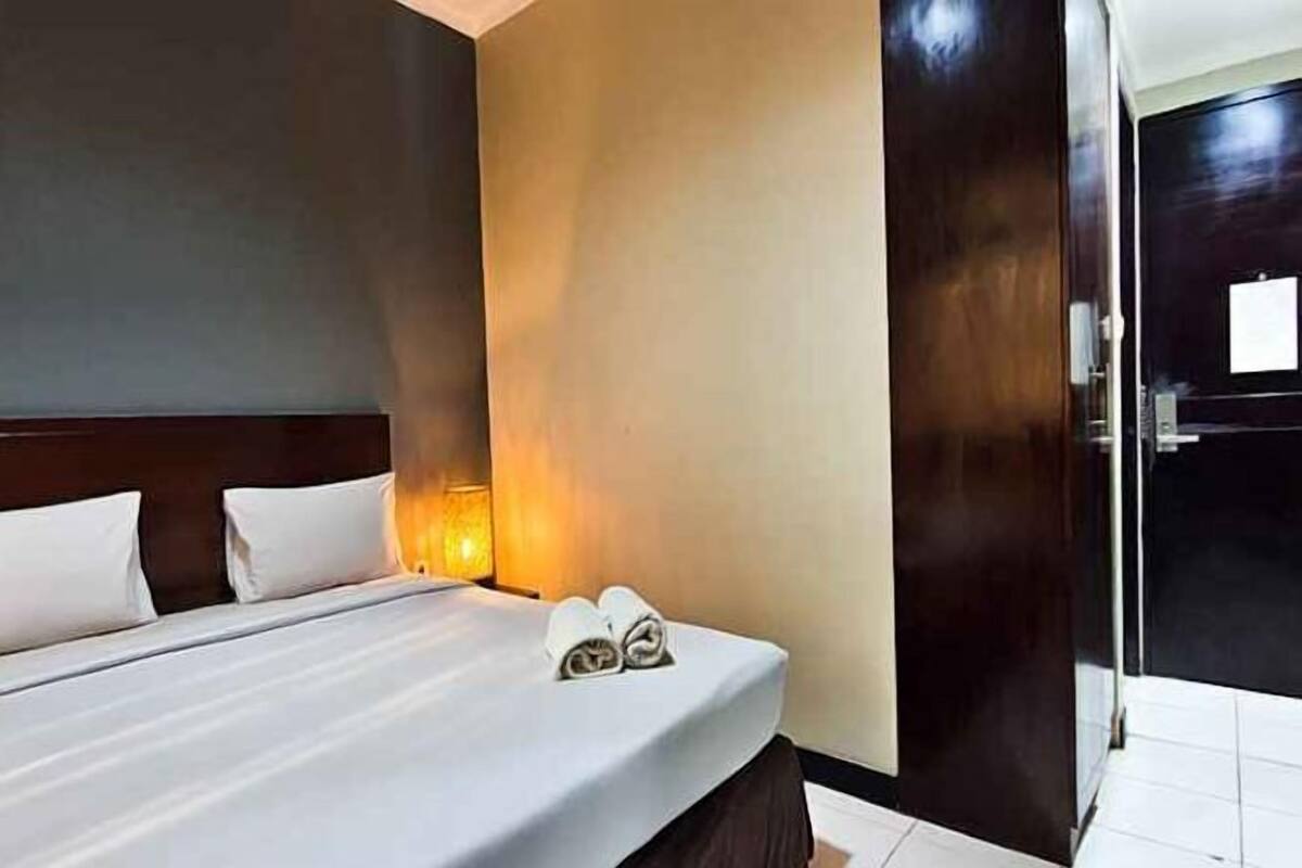 1 bedroom, desk, blackout curtains, soundproofing