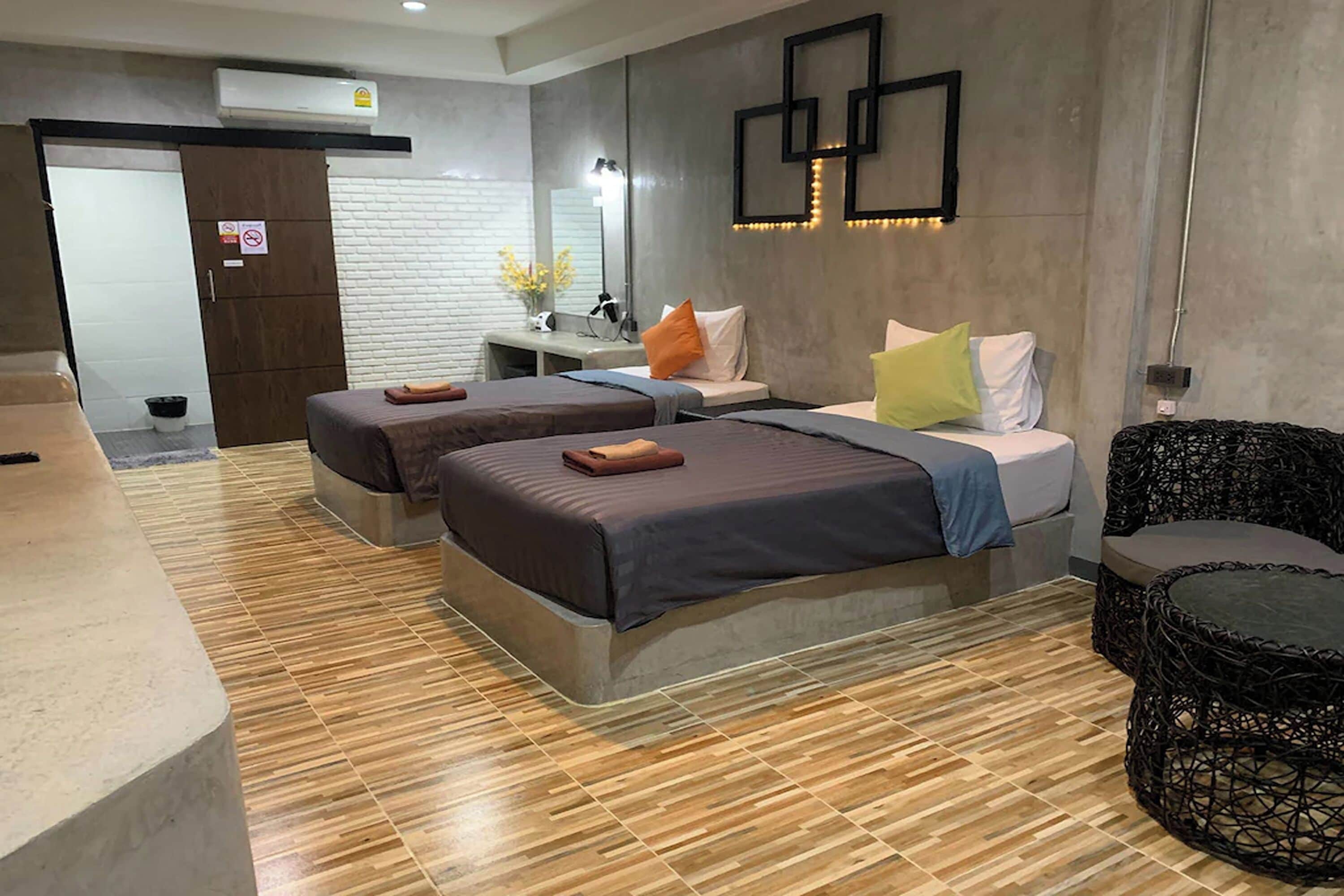 Deluxe-Zweibettzimmer | Schreibtisch, Verdunkelungsvorhänge, Zustellbetten, kostenloses WLAN