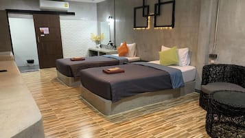 Deluxe Twin Room | Desk, blackout drapes, rollaway beds, free WiFi