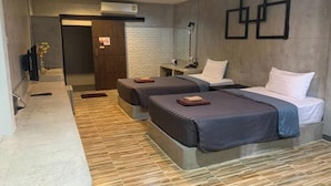华丽双床房 | 办公桌、遮光窗帘、免费 WiFi、床单