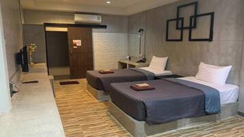 Deluxe Twin Room | Desk, blackout curtains, rollaway beds, free WiFi