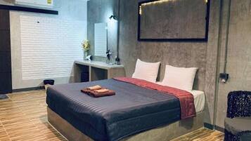 Deluxe Double Room, 1 King Bed | Desk, blackout curtains, free WiFi, bed sheets