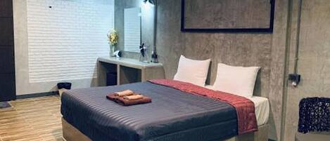 Deluxe Double Room, 1 King Bed | Desk, blackout drapes, rollaway beds, free WiFi