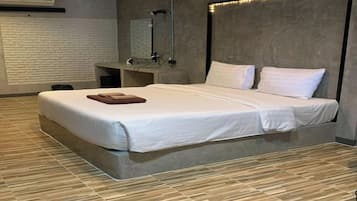 Habitació doble Deluxe, 1 llit de matrimoni gran | Escriptori, cortines opaques, llits addicionals i wifi gratuïta