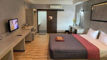 Deluxe Double Room, 1 King Bed | Desk, blackout curtains, free WiFi, bed sheets