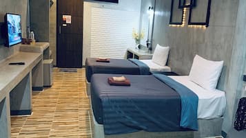 Habitació amb dos llits individuals Deluxe | Escriptori, cortines opaques, llits addicionals i wifi gratuïta