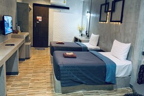 Deluxe Twin Room | Desk, blackout drapes, rollaway beds, free WiFi