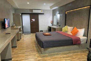 Deluxe Double Room, 1 King Bed | Desk, blackout drapes, rollaway beds, free WiFi