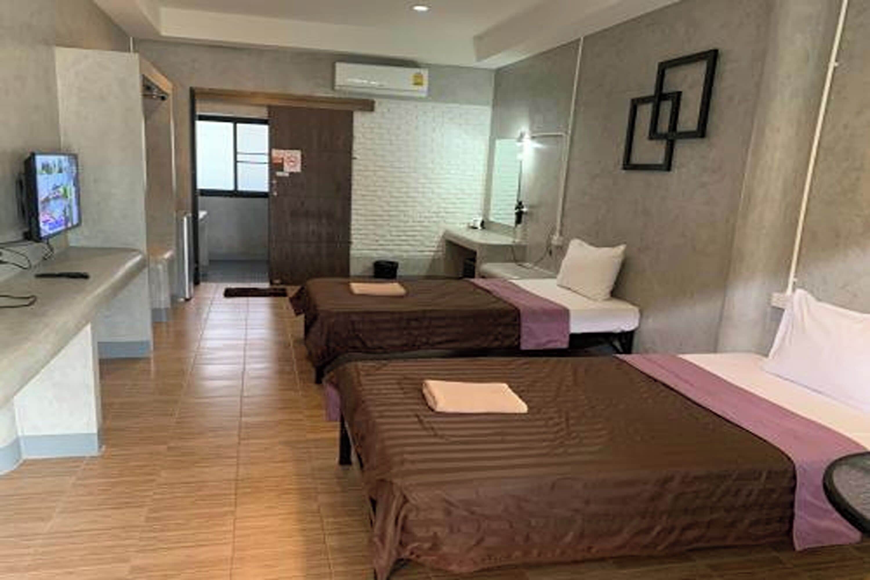 Budget Twin Room  | โต๊ะทำงาน, ผ้าม่านกันแสง, เตียงเสริม/เปล, Wi-Fi ฟรี