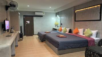 Family Room | Desk, blackout curtains, rollaway beds, free WiFi