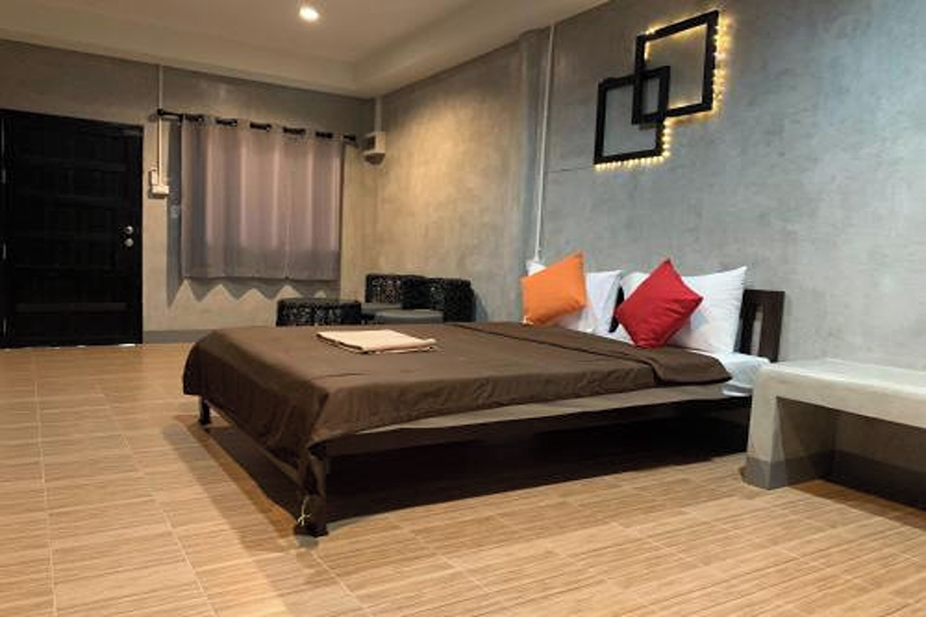 Budget Double Room | โต๊ะทำงาน, ผ้าม่านกันแสง, เตียงเสริม/เปล, Wi-Fi ฟรี