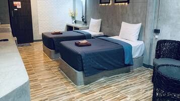 Deluxe Twin Room | Desk, blackout curtains, rollaway beds, free WiFi