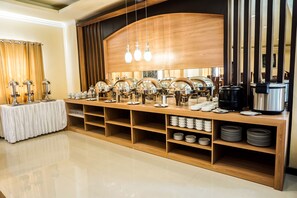 供應早餐、午餐和晚餐,亞洲料理