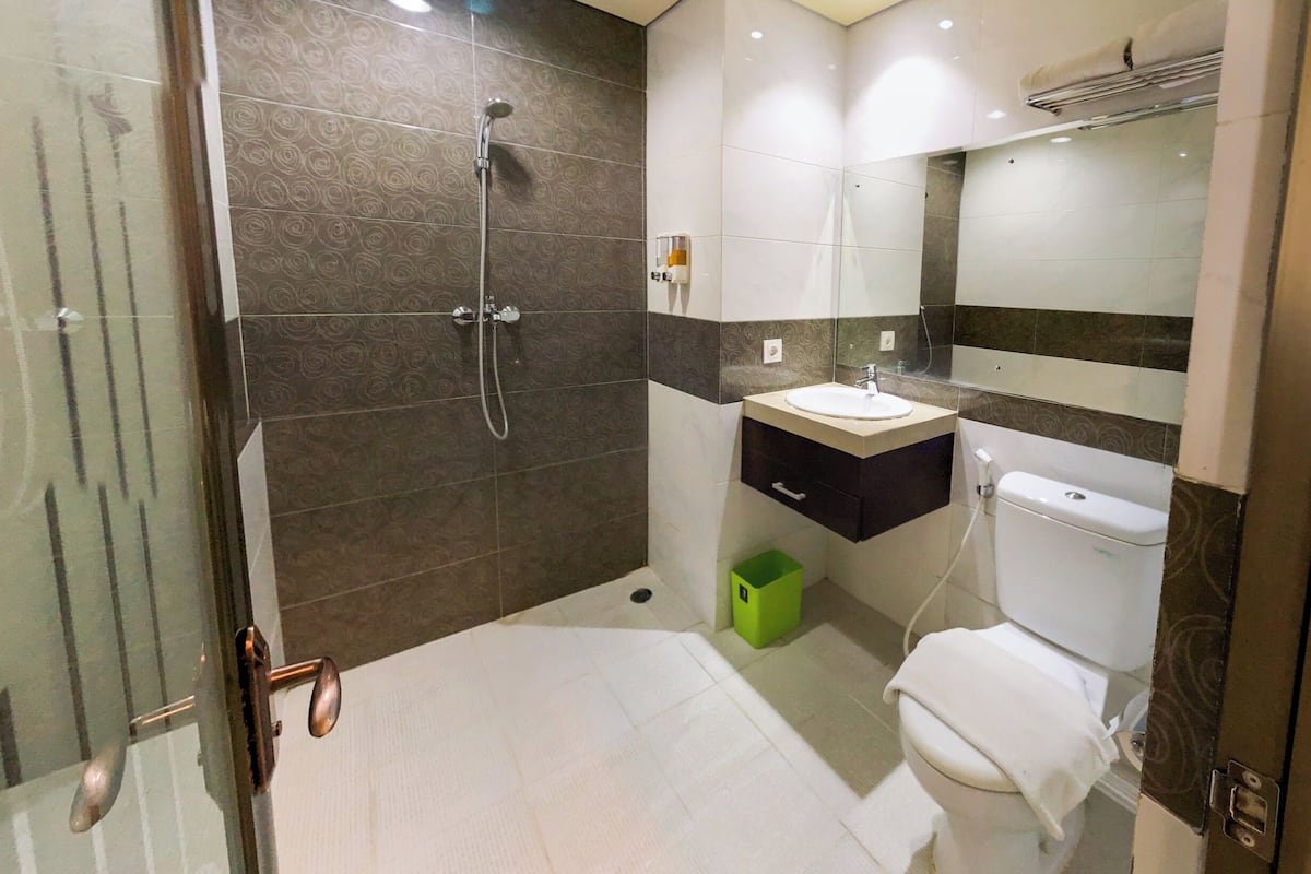 Premium bedding, desk, rollaway beds, free WiFi