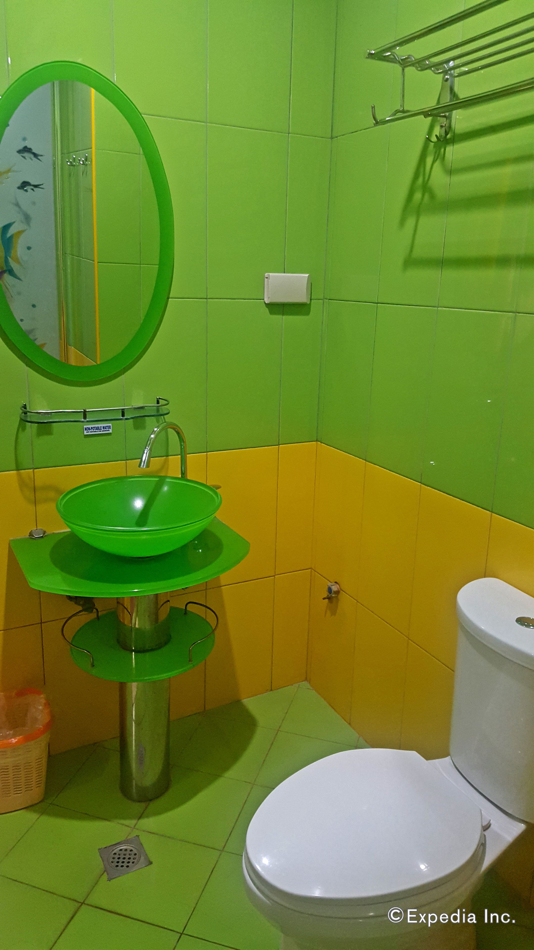 suite | bathroom | shower, free toiletries, towels