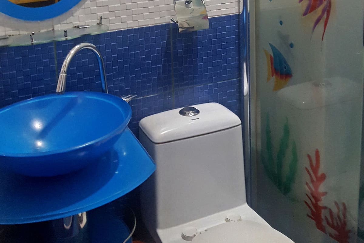 shower, free toiletries, towels