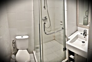 Shower, free toiletries, towels, soap - N3 Hotel Zainul Arifin (Jakarta)