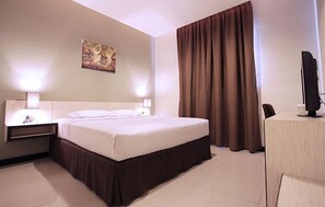 Schreibtisch, laptopgeeigneter Arbeitsplatz, Verdunkelungsvorhänge