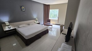 Desk, laptop workspace, blackout curtains, bed sheets - N3 Hotel Zainul Arifin (Jakarta)