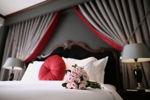 The Scarlett Suite | Bar mini, peti besi dalam bilik, meja, langsir/tirai gelap terus 