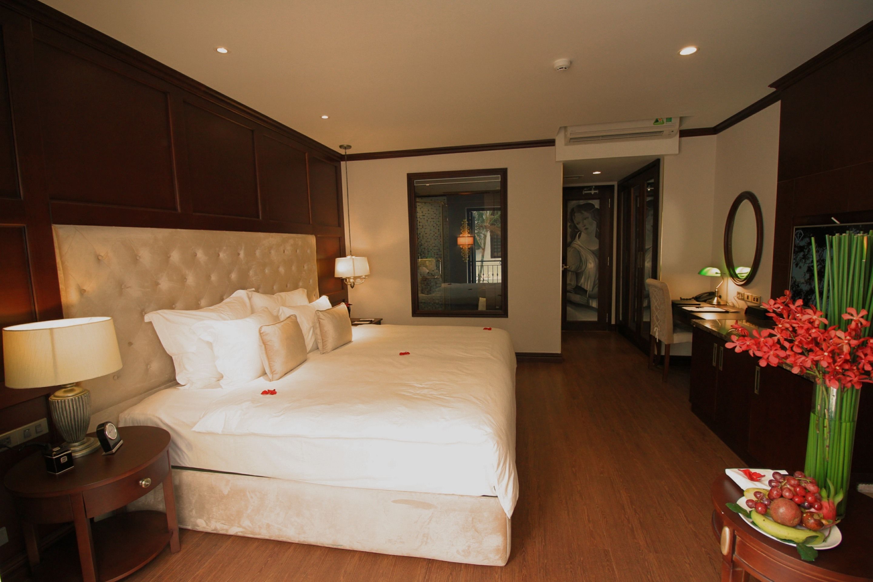 the rhett room | 1 bedroom, minibar, in-room safe, desk