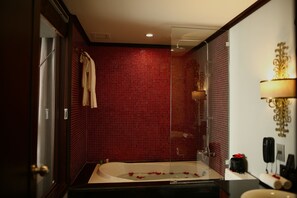 The Scarlett Suite | Bilik Mandi | Kelengkapan dandanan diri percuma, pengering rambut, jubah mandi 