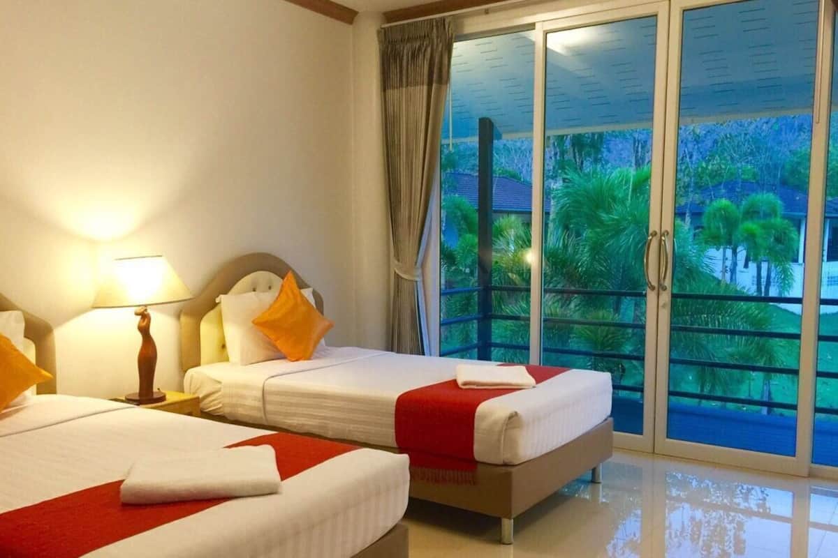 Minibar, individually decorated, individually furnished, desk