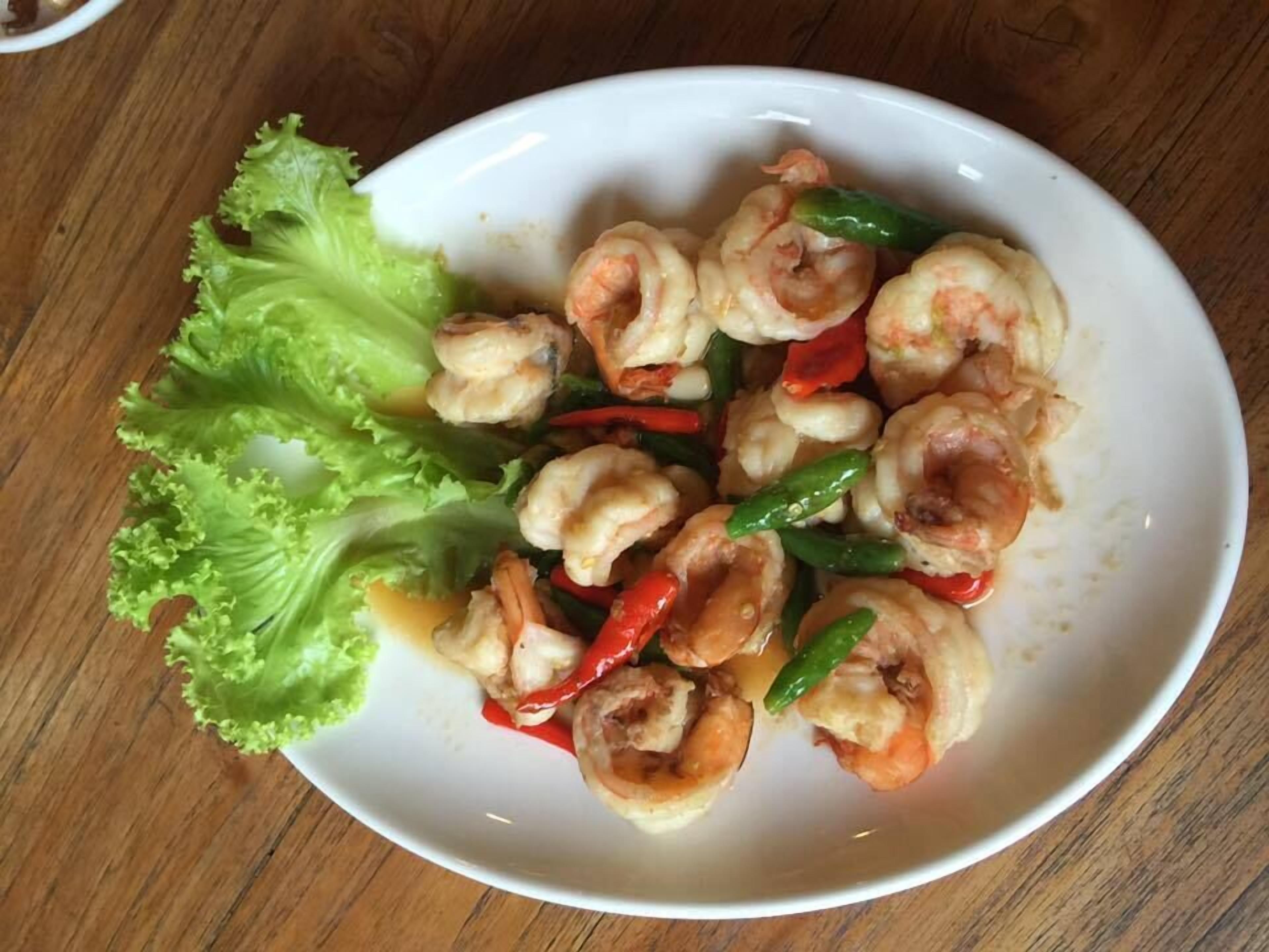 Se sirven desayunos, almuerzos, cenas y cocina tailandesa 