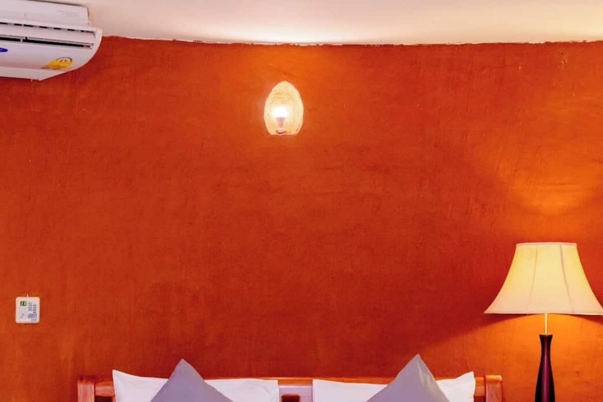 Baan Din Yai | Minibar, individuell inredning, unika möbler och skrivbord